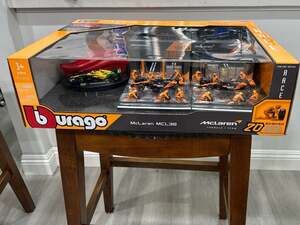 Bburago 1:43 Scale McLaren Formula 1 Paddock Set MCL38 Deluxe Pit Lane Garages &
